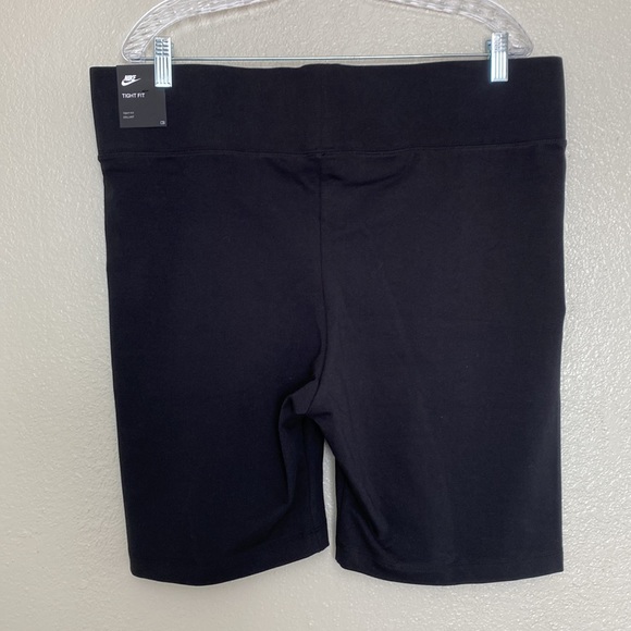 Nike Women’s Tight Fit Plus Size Shorts 2X - Picture 2 of 5